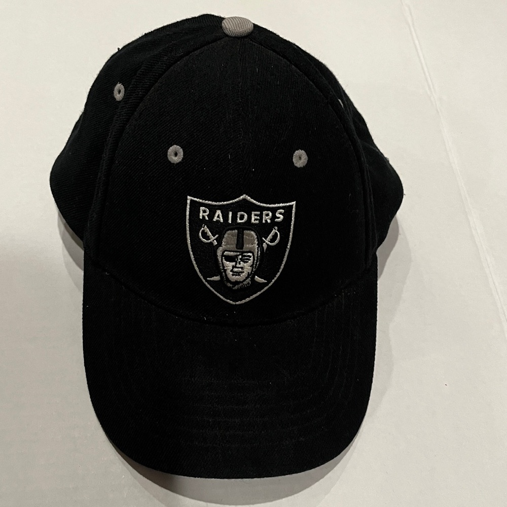 Raiders Ball  Black Cap
With Raiders Logo
NFL
85% acrylic 
15% wool
OS